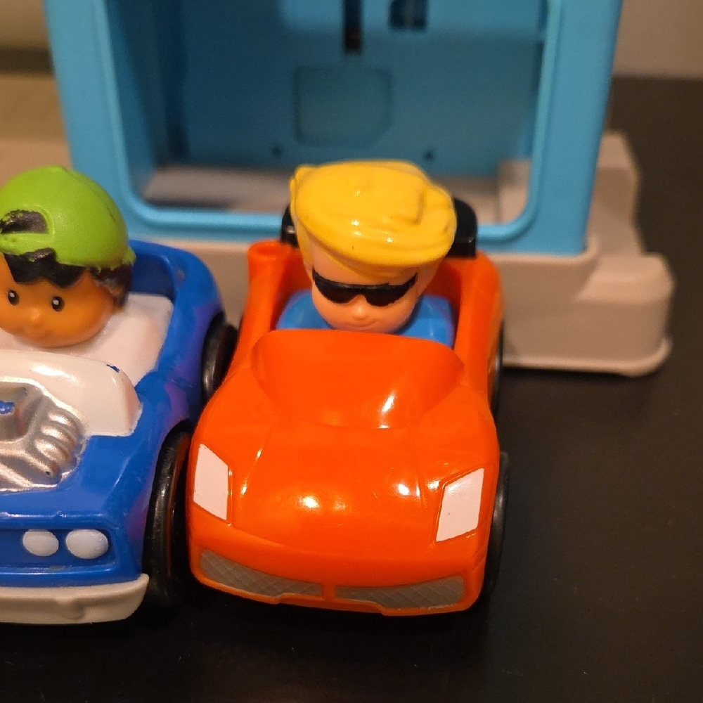 Little People Helpful Neighbors Car Garage Ramp with 7 Wheelie Cars - Picture 5 of 9